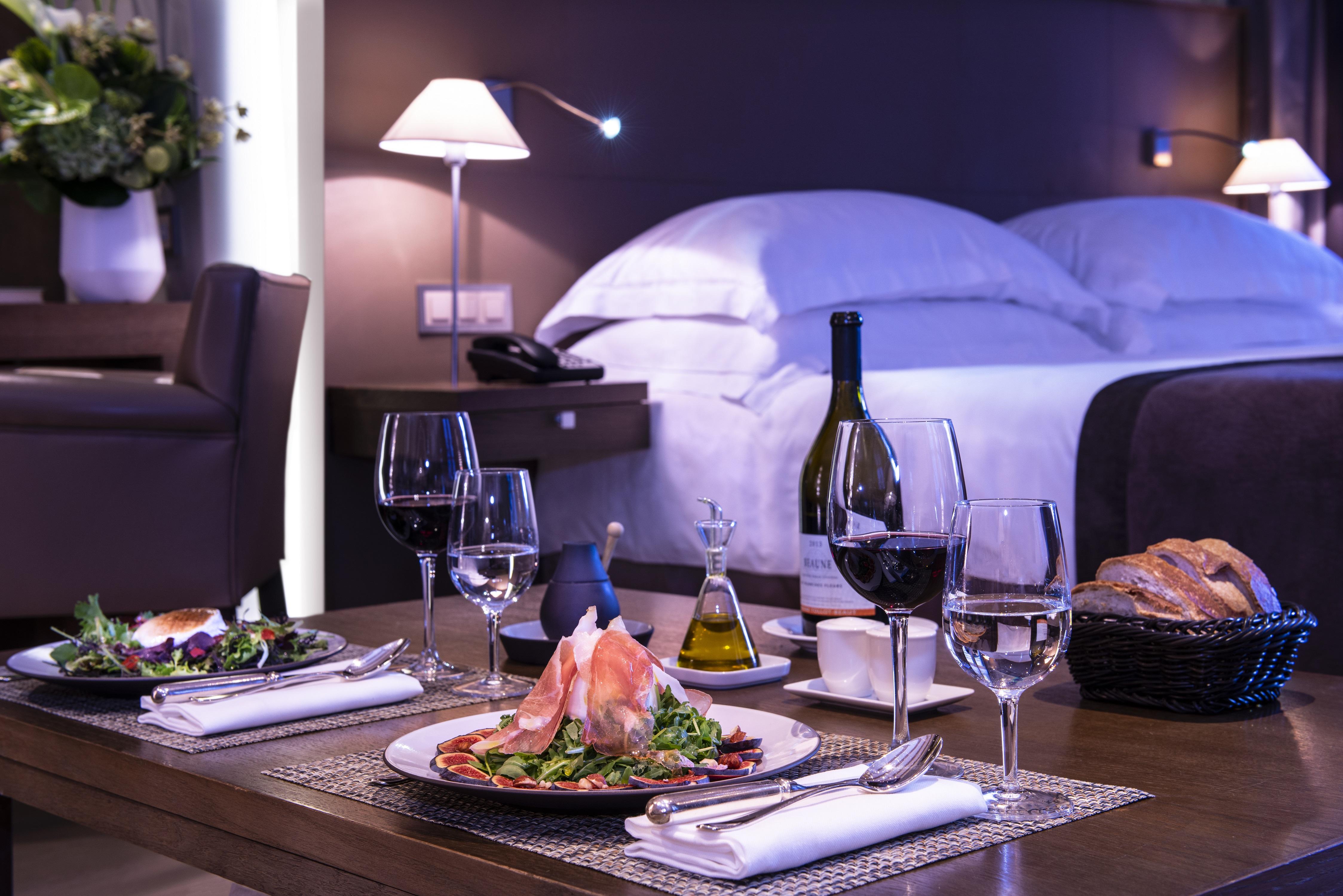 Hotel Les Armures Geneva Exterior photo Room service