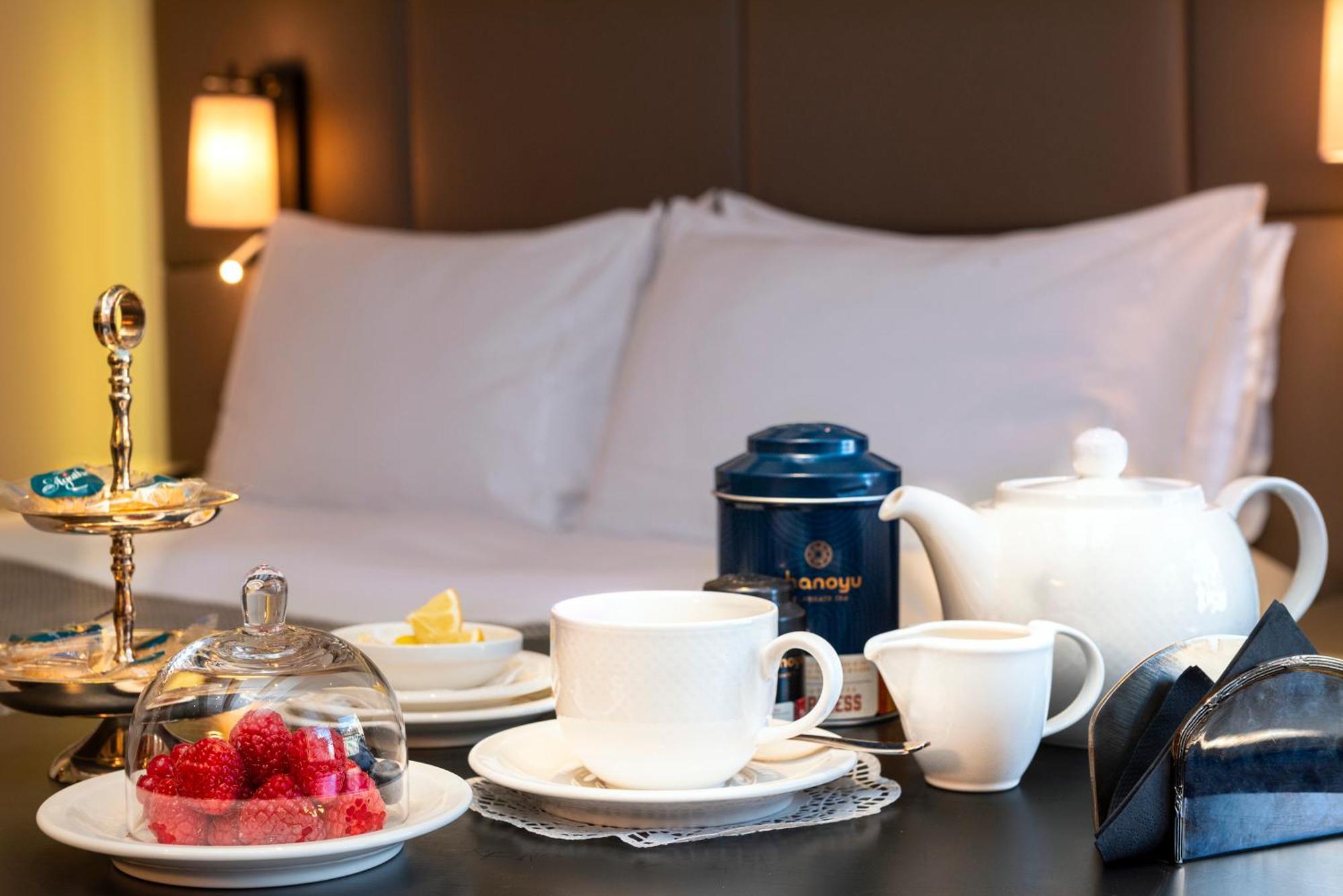 Hotel Les Armures Geneva Exterior photo Afternoon tea at the Mandarin Oriental, Hong Kong