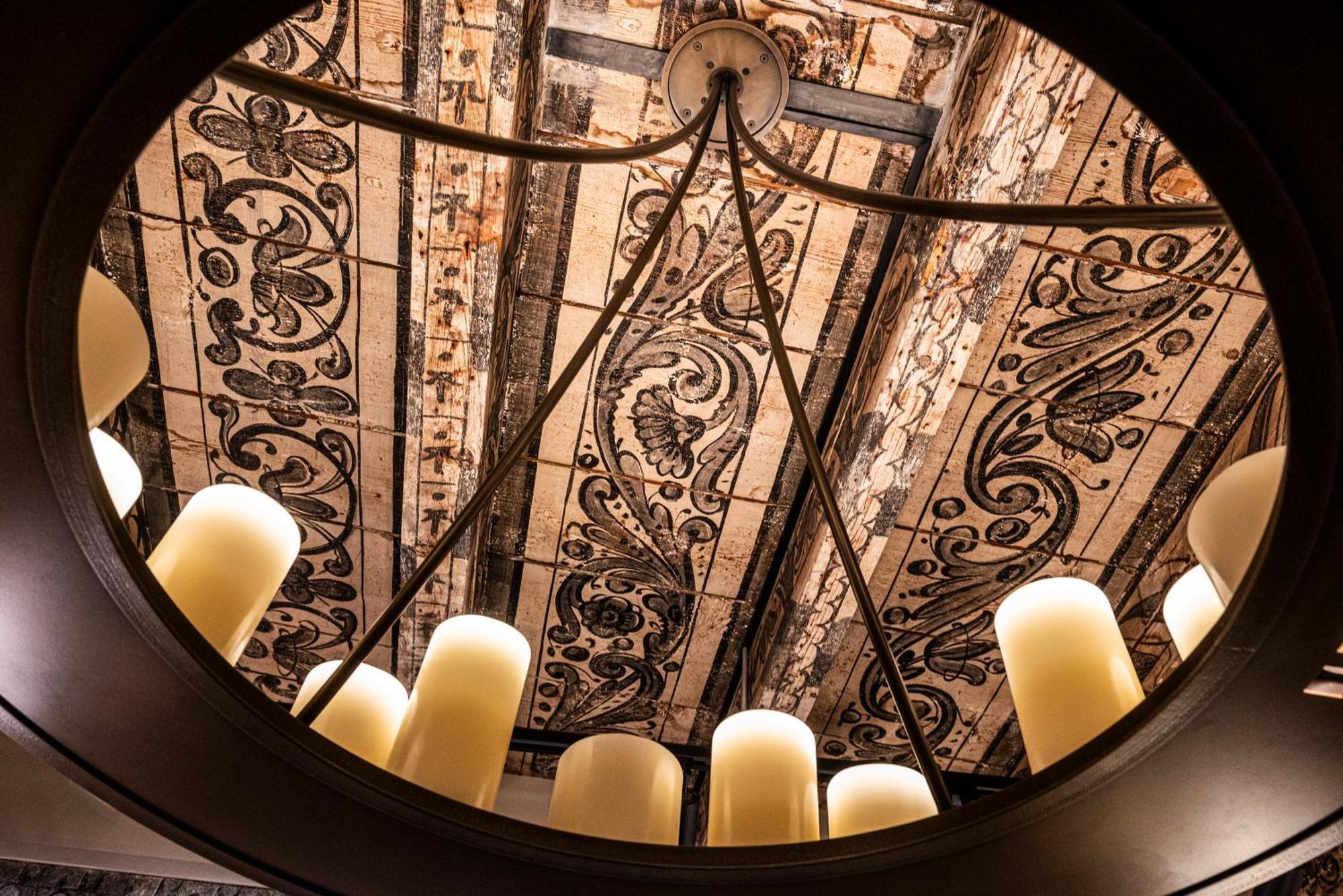 Hotel Les Armures Geneva Exterior photo The ceiling of the staircase